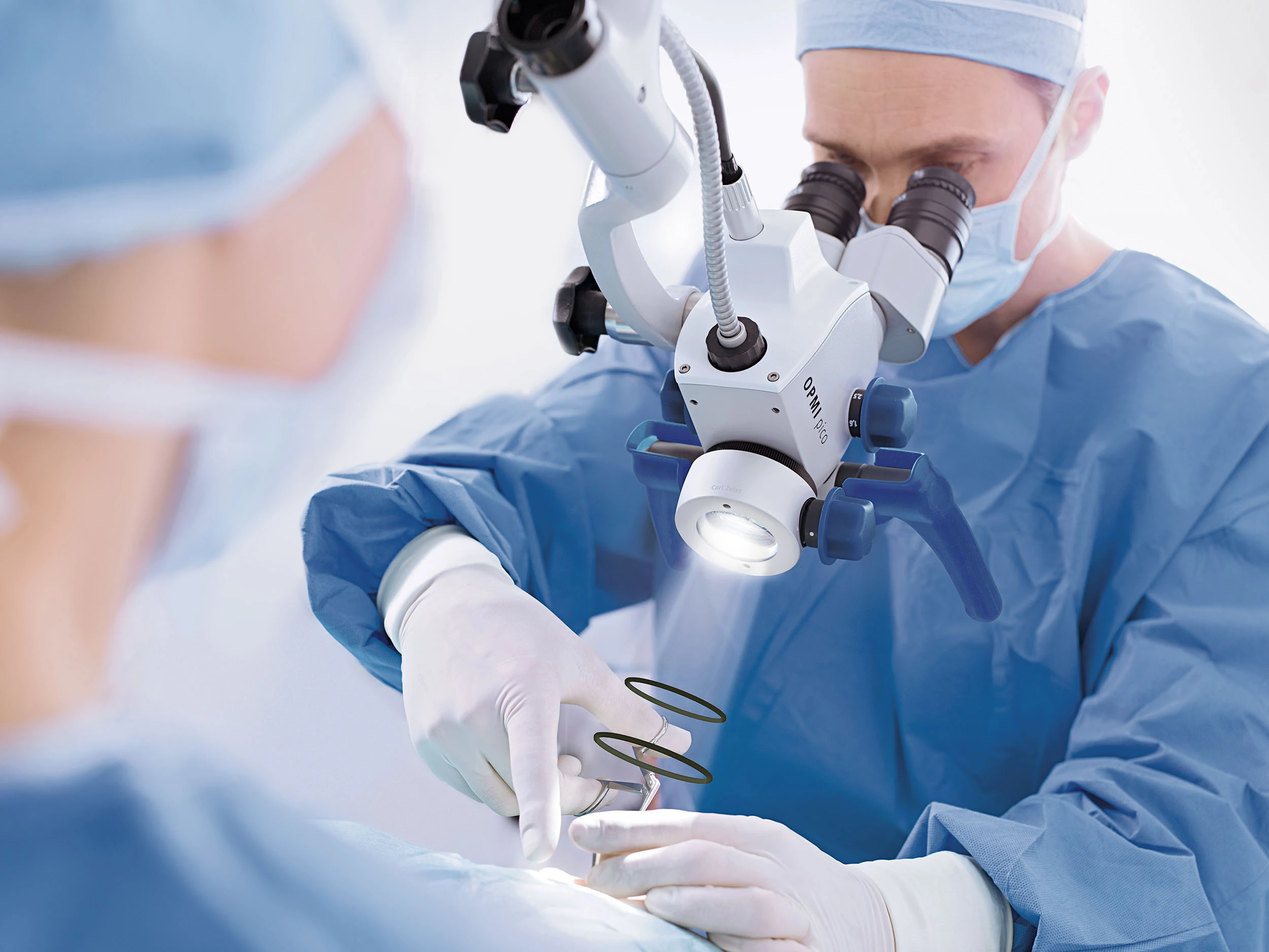 Un profesional sanitario trabaja con un microscopio ZEISS OPMI pico durante un procedimiento.