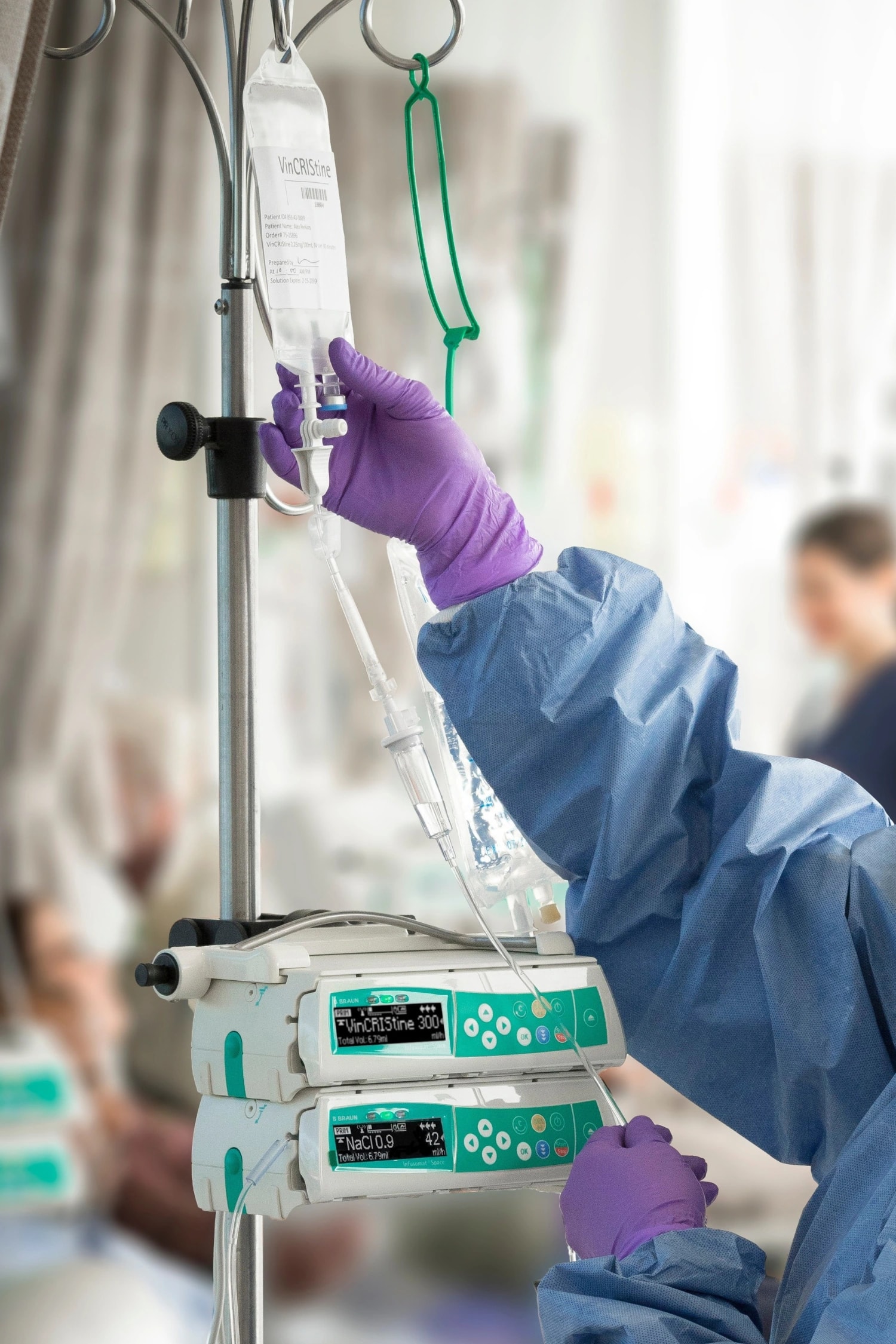 Manos enguantadas junto a una bolsa de infusión y dos bombas B. Braun Infusomat Space apiladas.